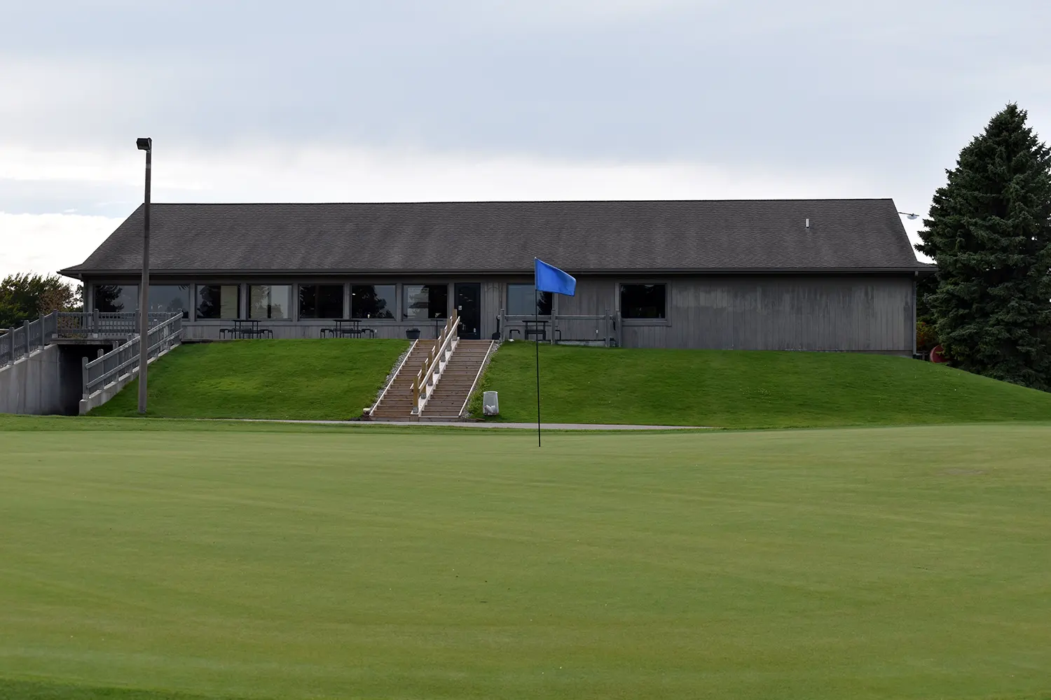 Looking at the clubhouse at Lakeside Links golf course in Ludington, MI