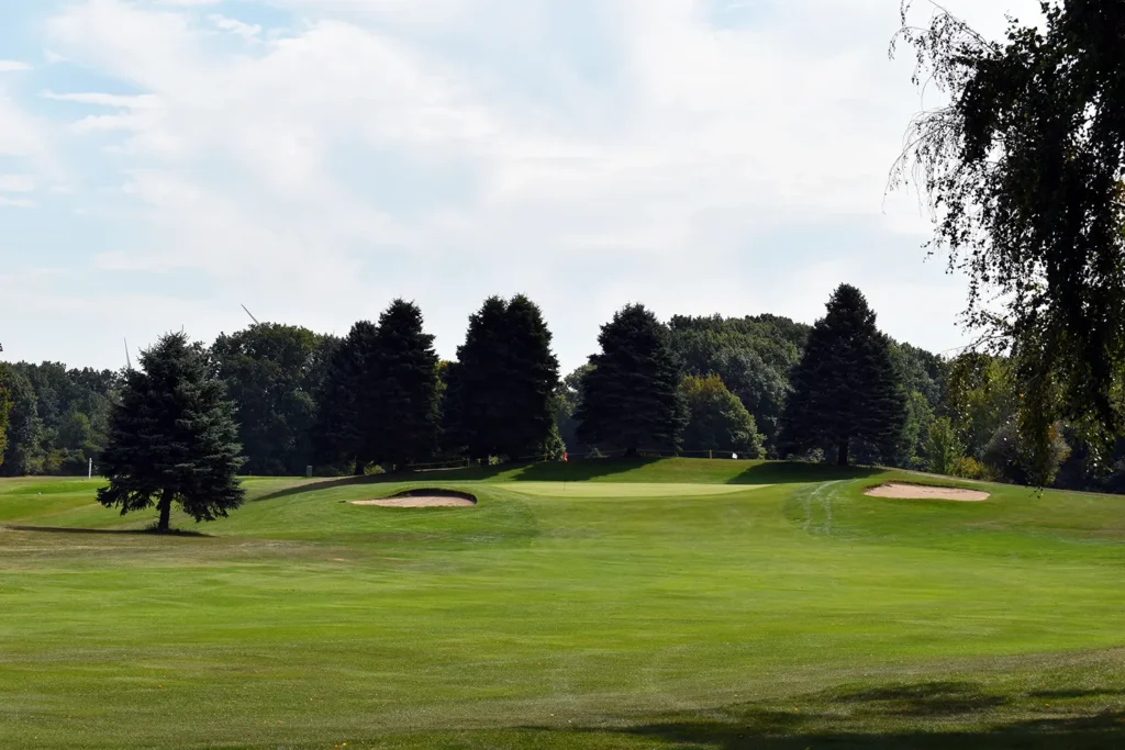 golf hole with two sand traps at Lakeside Links golf course in Ludington, MI